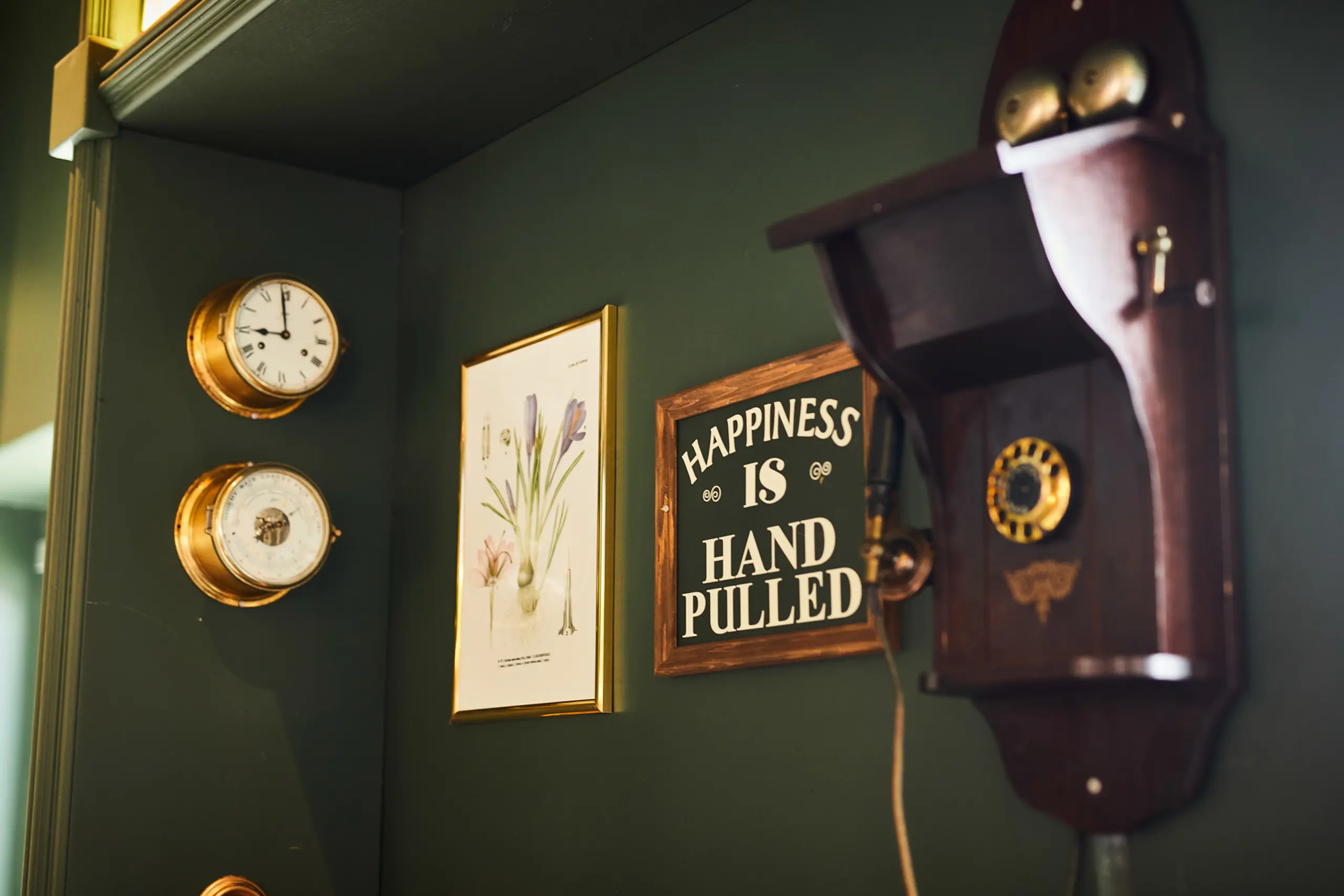 The Long Field Road udsmykning