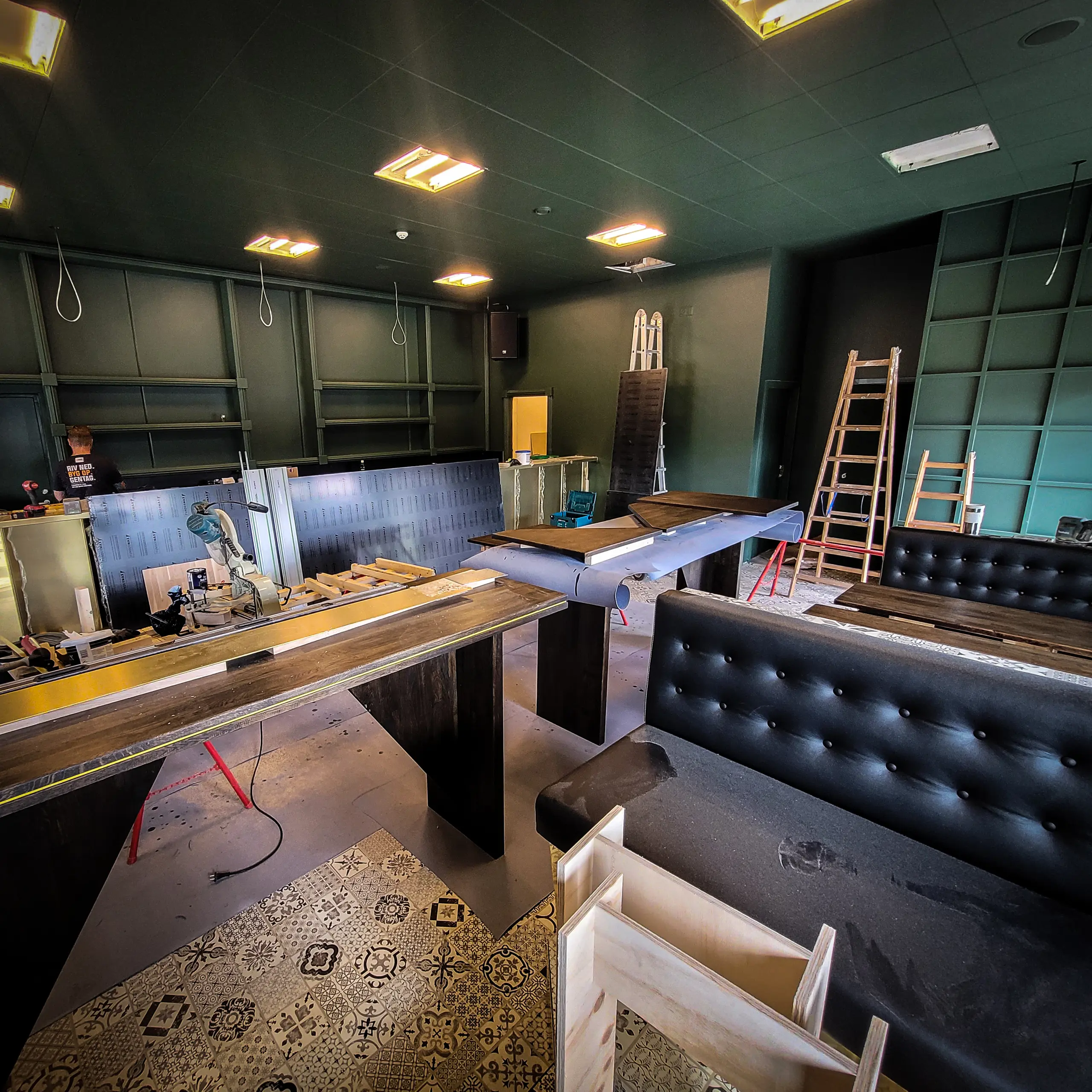 The Long Field Road opbygning